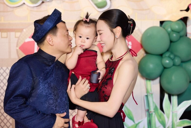 Phương oanh khoe con trai hơn 1 tuổi đã bơi được nửa bể quý tử của shark bình khiến mọi người thót tim - 8
