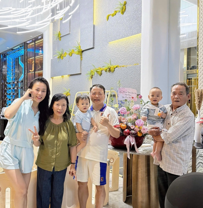 Phương oanh khoe con trai hơn 1 tuổi đã bơi được nửa bể quý tử của shark bình khiến mọi người thót tim - 10