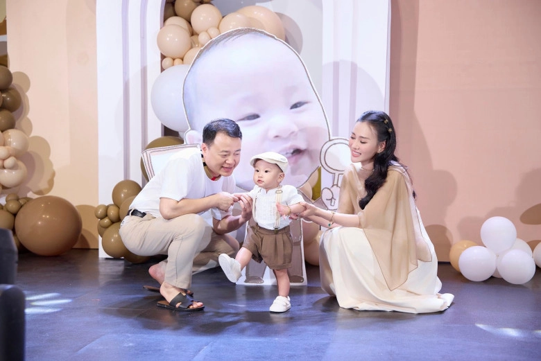 Phương oanh khoe con trai hơn 1 tuổi đã bơi được nửa bể quý tử của shark bình khiến mọi người thót tim - 11