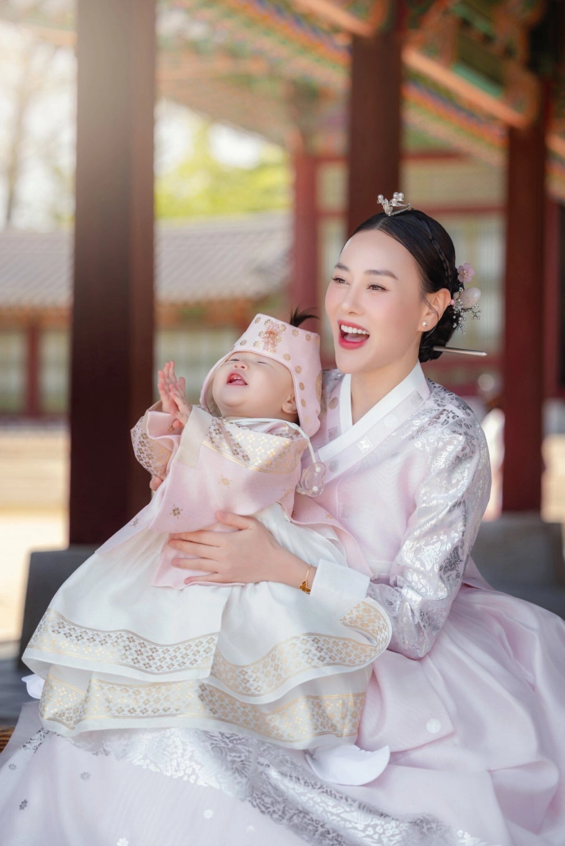 Phương oanh - shark bình khoe cặp song sinh hơn 1 tuổi đã biết nổi trên mặt nước quý tử jimmy bản lĩnh hệt bố - 9