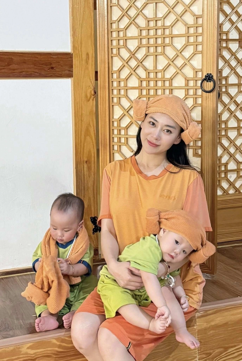 Phương oanh - shark bình khoe cặp song sinh hơn 1 tuổi đã biết nổi trên mặt nước quý tử jimmy bản lĩnh hệt bố - 10