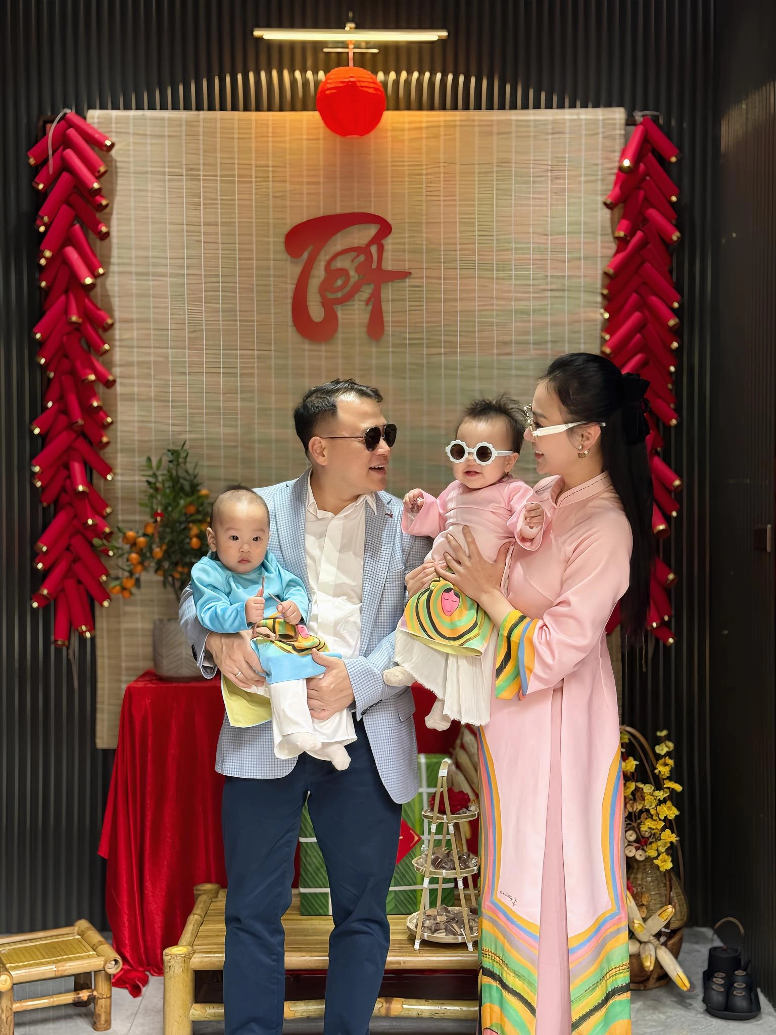 Phương oanh - shark bình khoe cặp song sinh hơn 1 tuổi đã biết nổi trên mặt nước quý tử jimmy bản lĩnh hệt bố - 14