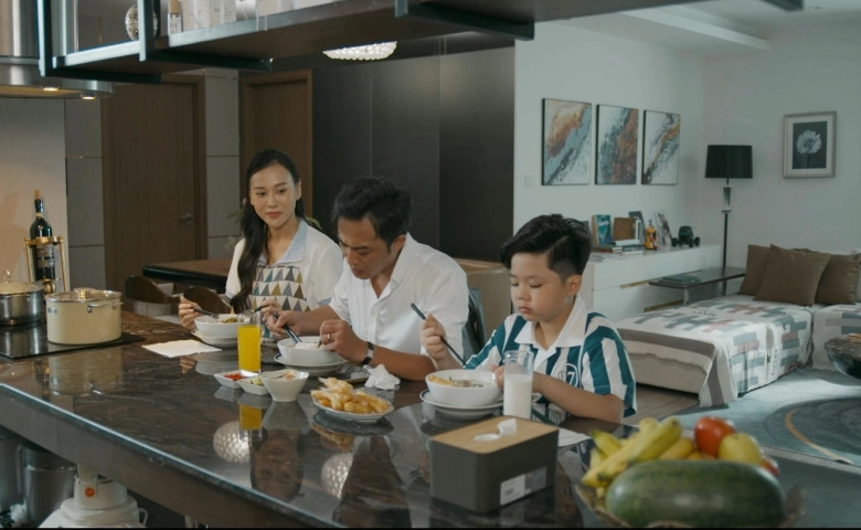 Phương oanh tái xuất ăn mặc sang chảnh tràn màn hình khác xa hình ảnh gái quê ngày xưa - 3
