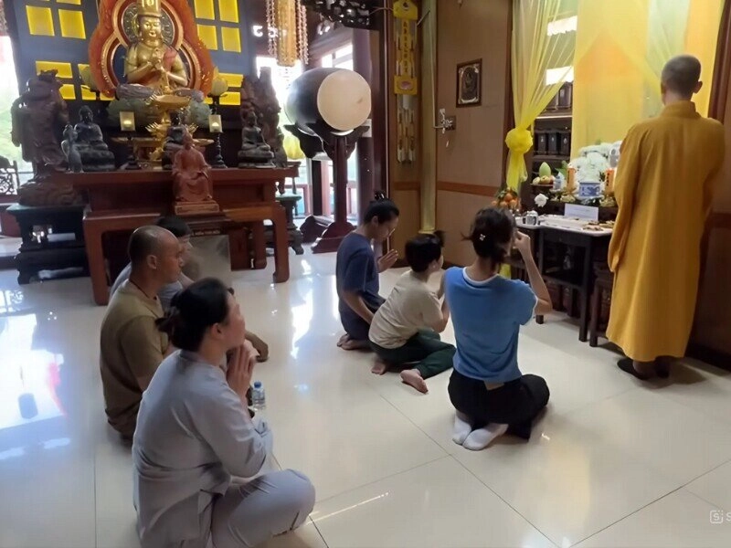 Quang lê từ mỹ về nước viếng quý bình ôm hôn con trai cố nghệ sĩ bé eric nhìn di ảnh liên tục gọi bố - 11