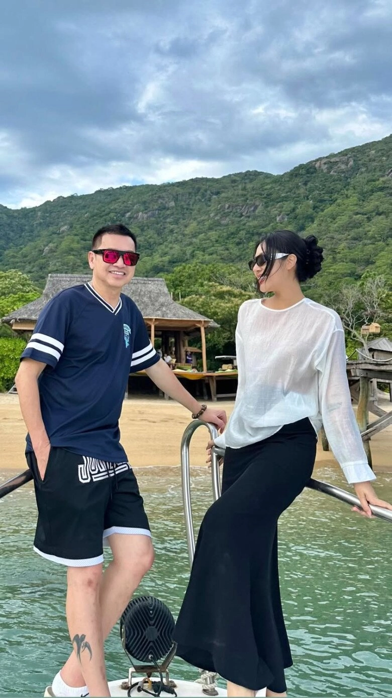 Quang minh đưa bạn gái đi chơi nhưng dân tình chỉ soi bàn tay hư tình trẻ kém 37 tuổi mặc bikini khoe dáng bốc lửa - 2