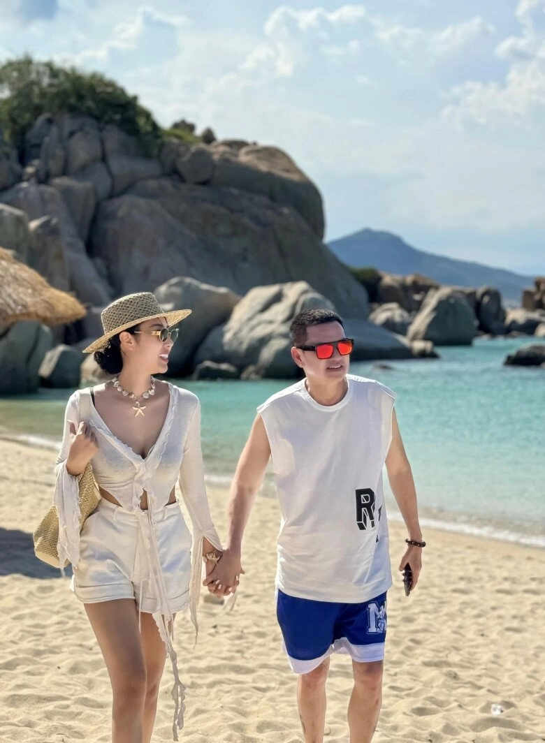 Quang minh đưa bạn gái đi chơi nhưng dân tình chỉ soi bàn tay hư tình trẻ kém 37 tuổi mặc bikini khoe dáng bốc lửa - 10