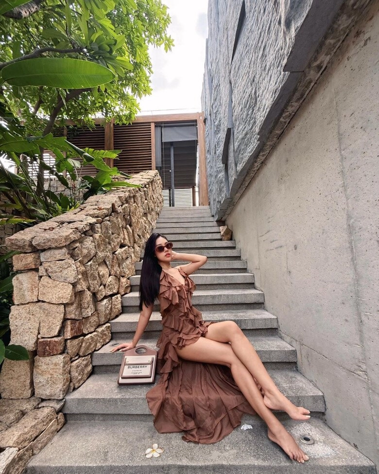 Quang minh đưa bạn gái đi chơi nhưng dân tình chỉ soi bàn tay hư tình trẻ kém 37 tuổi mặc bikini khoe dáng bốc lửa - 14