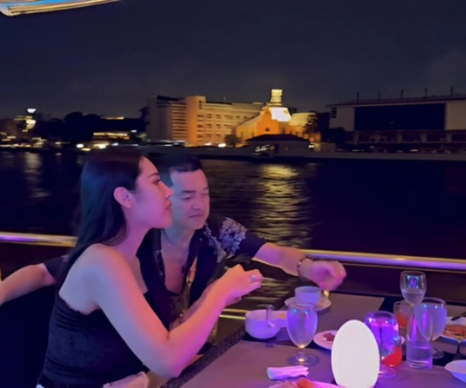 Quang minh đưa bạn gái kém 37 tuổi đi ăn tối sang chảnh trên du thuyền công khai khóa môi giữa chốn đông người - 1