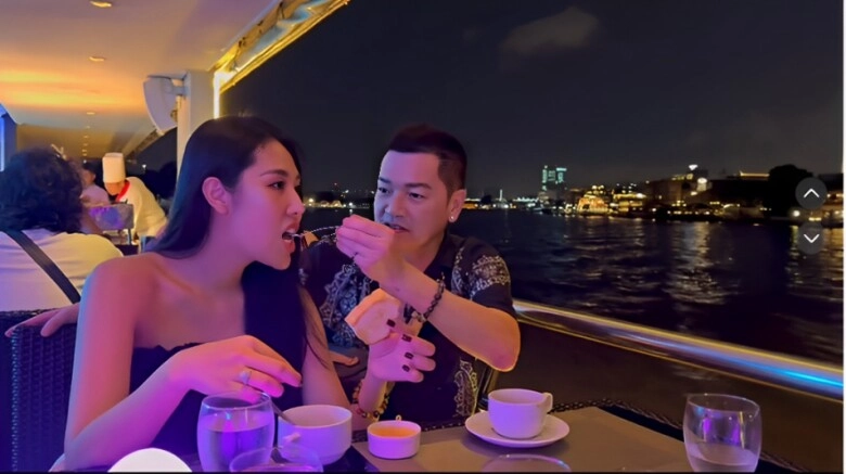Quang minh đưa bạn gái kém 37 tuổi đi ăn tối sang chảnh trên du thuyền công khai khóa môi giữa chốn đông người - 2
