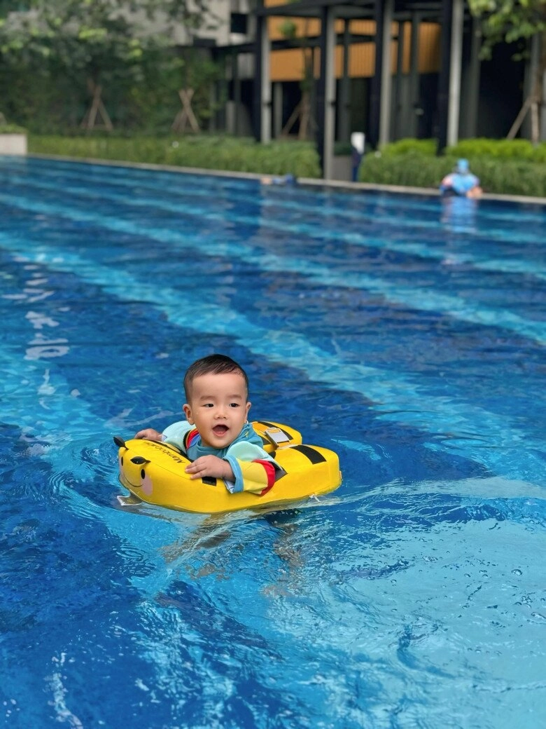 Quang minh đưa quý tử hệt bản sao đi tập bơi bạn gái kém 37 tuổi tự hào về 2 người đàn ông mình yêu - 2