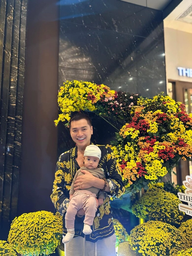 Quang minh đưa quý tử hệt bản sao đi tập bơi bạn gái kém 37 tuổi tự hào về 2 người đàn ông mình yêu - 7