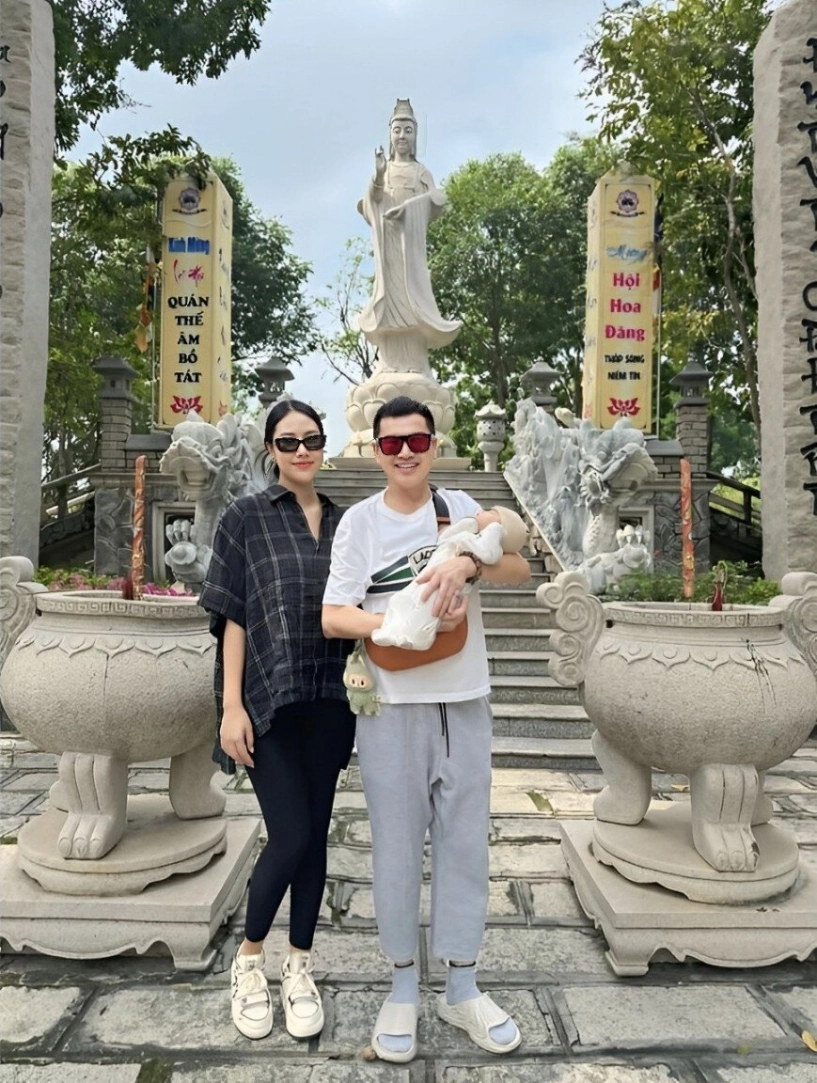 Quang minh cùng vợ mới bế con trai 1 tháng tuổi đi lễ chùa u70 đứng cạnh bà xã 28 tuổi vẫn xứng đôi - 3
