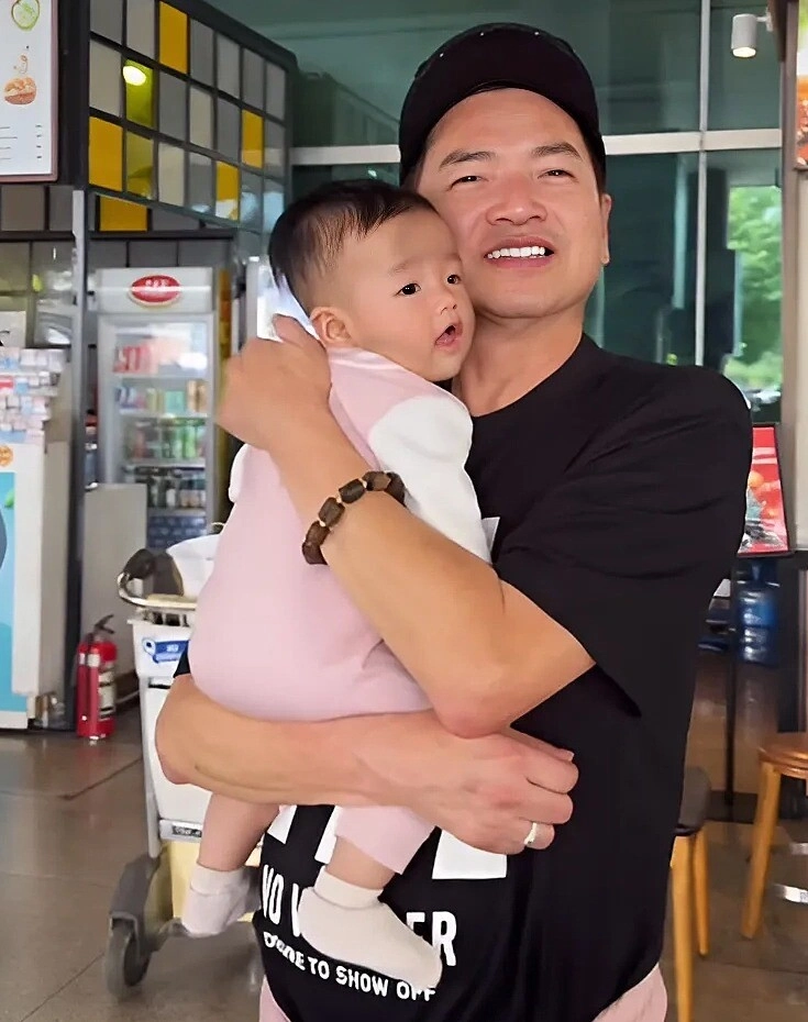 Quang minh ở tuổi u70 như lão hóa ngược nắm tay vợ trẻ kém 37 tuổi đi du lịch nghỉ dưỡng sau 5 tháng bận chăm con - 7