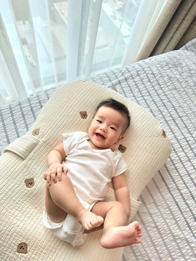 Quang minh như bố trẻ từ ngày có quý tử đích tôn u70 chăm tút ngoại hình để không lệch với vợ kém tuổi - 11
