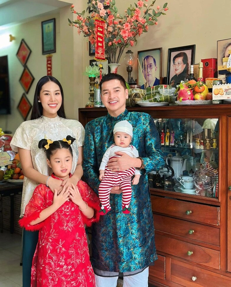 Quang minh ở tuổi u70 như lão hóa ngược nắm tay vợ trẻ kém 37 tuổi đi du lịch nghỉ dưỡng sau 5 tháng bận chăm con - 8