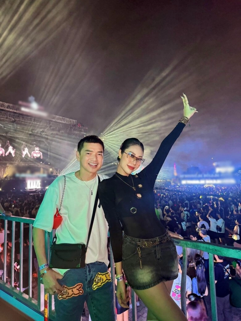 Quang minh ở tuổi u70 như lão hóa ngược nắm tay vợ trẻ kém 37 tuổi đi du lịch nghỉ dưỡng sau 5 tháng bận chăm con - 5