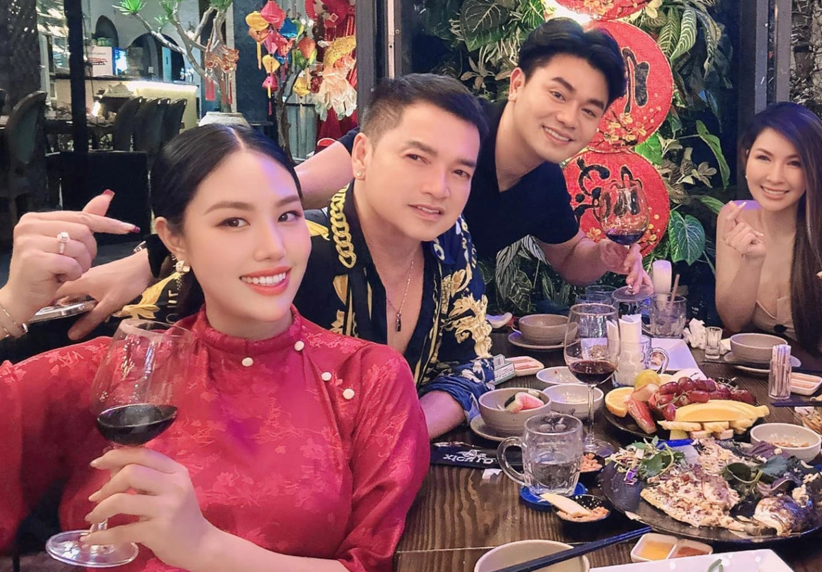 Quang minh ở tuổi u70 như lão hóa ngược nắm tay vợ trẻ kém 37 tuổi đi du lịch nghỉ dưỡng sau 5 tháng bận chăm con - 6