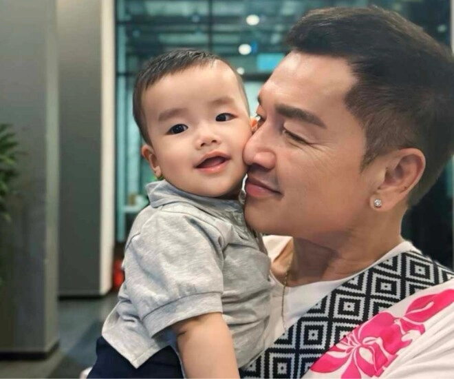 Quang minh như bố trẻ từ ngày có quý tử đích tôn u70 chăm tút ngoại hình để không lệch với vợ kém tuổi - 1