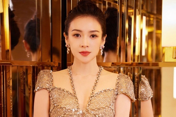 quốc bảo nhan sắc đẹp như tiên khiến cả showbiz si mê vướng tin yêu bố con thành long và bê bối phá hôn lễ song song - 1