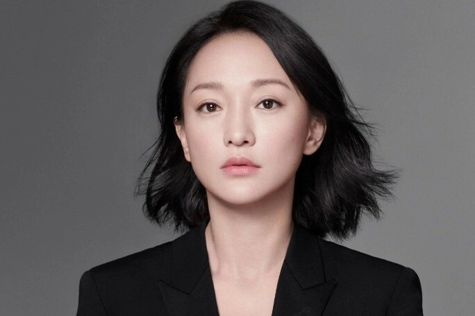 quốc bảo nhan sắc đẹp như tiên khiến cả showbiz si mê vướng tin yêu bố con thành long và bê bối phá hôn lễ song song - 2