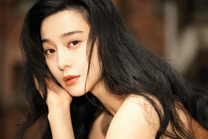 quốc bảo nhan sắc đẹp như tiên khiến cả showbiz si mê vướng tin yêu bố con thành long và bê bối phá hôn lễ song song - 3