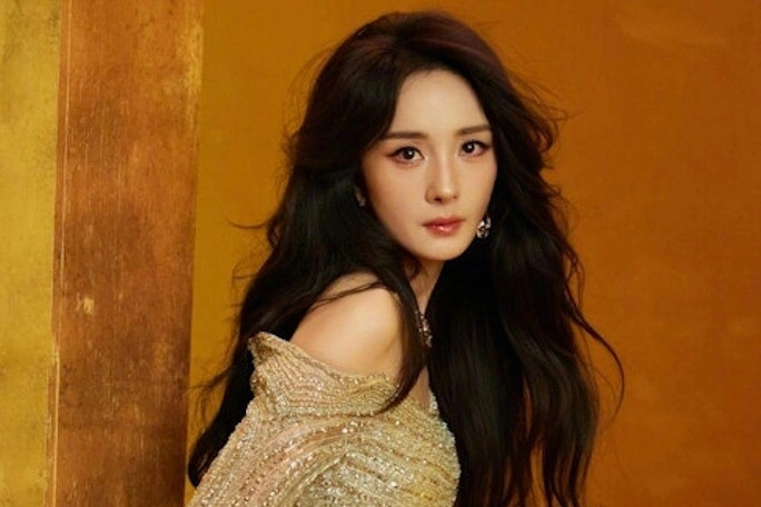 quốc bảo nhan sắc đẹp như tiên khiến cả showbiz si mê vướng tin yêu bố con thành long và bê bối phá hôn lễ song song - 4