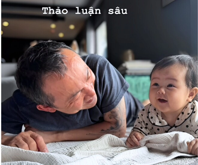 Quốc trung mê mẩn cháu ngoại nhưng em bé nhìn thấy ông liền mếu khóc diva thanh lam ngồi cạnh phải bật cười - 5