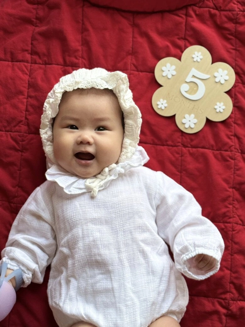 Quốc trung mê mẩn cháu ngoại nhưng em bé nhìn thấy ông liền mếu khóc diva thanh lam ngồi cạnh phải bật cười - 8