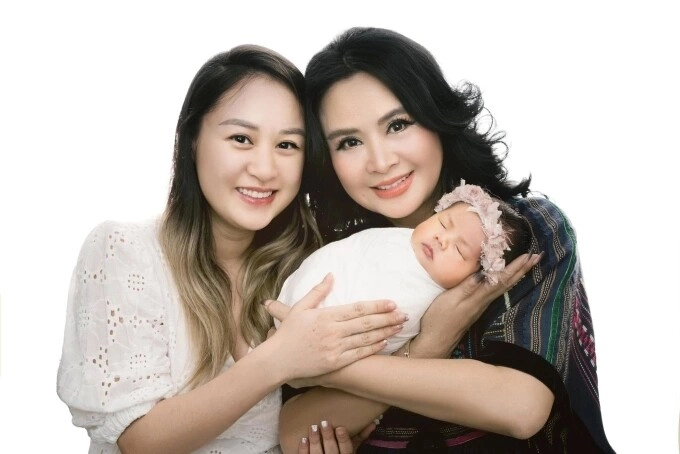 Quốc trung mê mẩn cháu ngoại nhưng em bé nhìn thấy ông liền mếu khóc diva thanh lam ngồi cạnh phải bật cười - 12