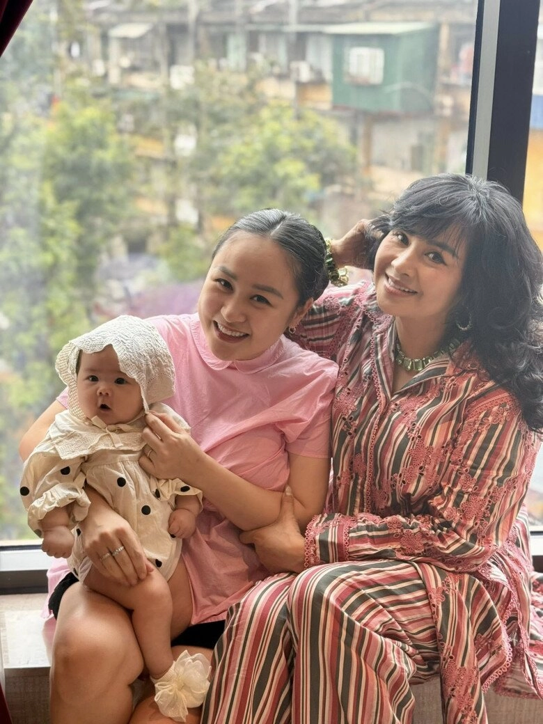 Quốc trung mê mẩn cháu ngoại nhưng em bé nhìn thấy ông liền mếu khóc diva thanh lam ngồi cạnh phải bật cười - 13