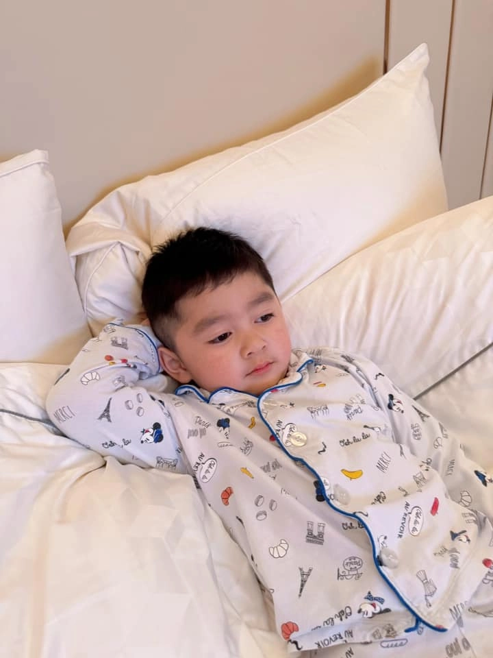 Quý tử của chi bảo mới 3 tuổi đã cực dẻo miệng có dáng nằm như chủ gia đình thu hút hàng trăm nghìn lượt xem - 2