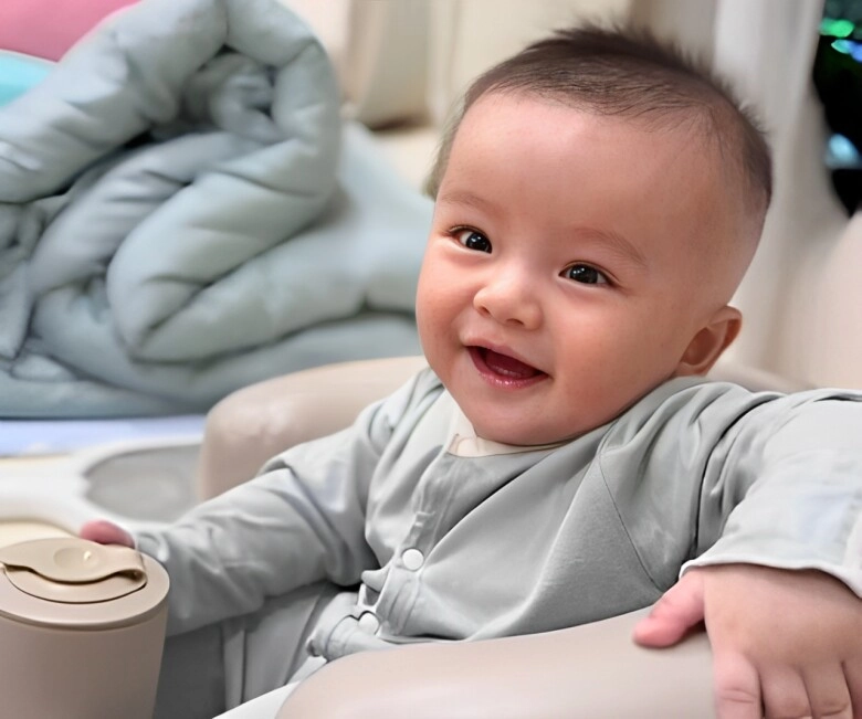 Quý tử duy nhất nhà vân trang đẹp trai lại hay cười là út cưng dịu ngoan khiến 3 chị gái mê mẩn - 3