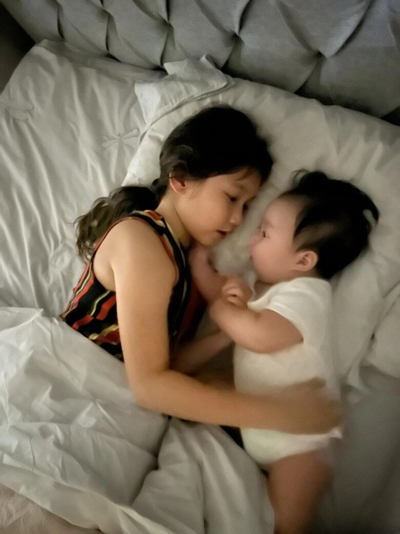 Quý tử lai tây của hà anh sưng húp 1 bên mắt mẹ bỉm được khen nuôi con khéo nay phải bù xù chăm sóc - 3