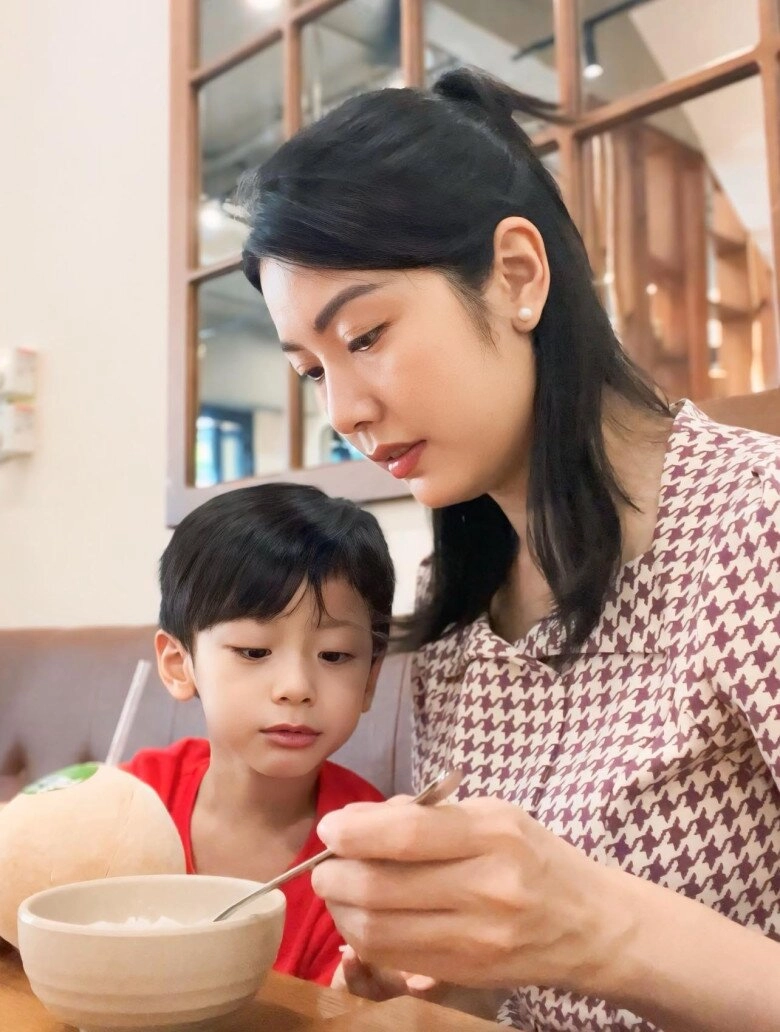 Quý tử ngậm thìa vàng của thúy vân là bản sao của bố nàng á hậu giản dị khi ở nhà chăm con - 1