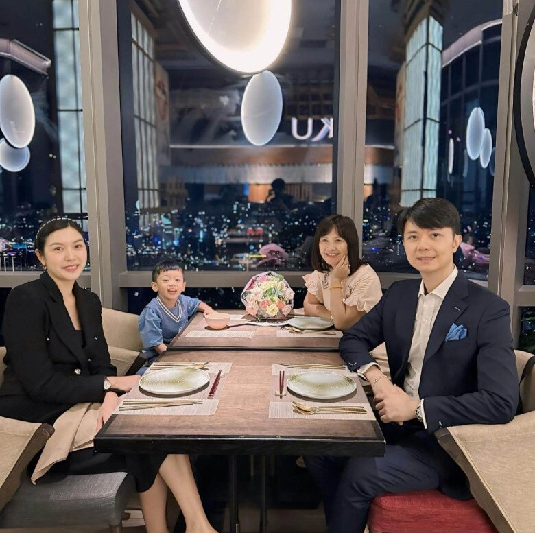 Quý tử ngậm thìa vàng của thúy vân là bản sao của bố nàng á hậu giản dị khi ở nhà chăm con - 5