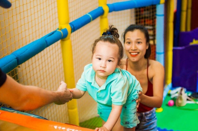 Qúy tử nhà sao việt để tóc dài bồng bềnh lãng tử con trai lai mỹ của hồng nhung xinh hơn em gái - 24