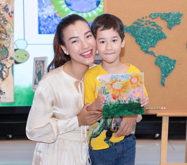 Qúy tử nhà sao việt để tóc dài bồng bềnh lãng tử con trai lai mỹ của hồng nhung xinh hơn em gái - 27