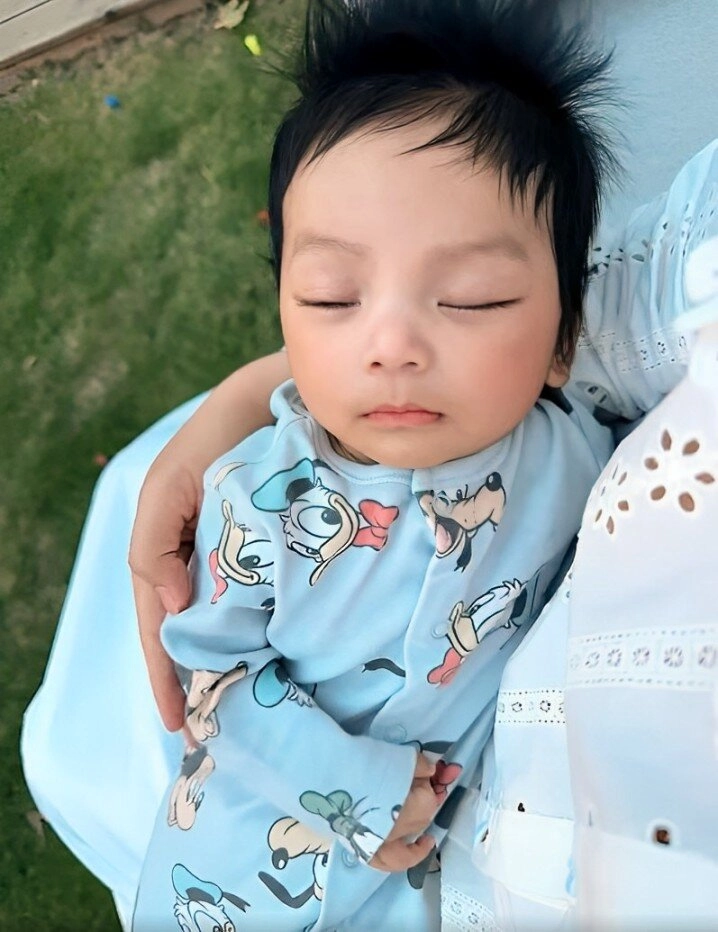 Quỳnh thư công khai diện mạo con trai quốc tịch đức quý tử đầu đầy tóc được khen tuấn tú - 3