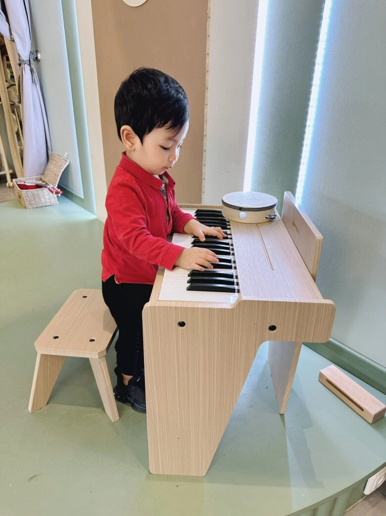 Quỳnh thư trêu con trai già chát quý tử gần 1 tuổi xinh như con lai mái tóc xoăn tự nhiên không tốn tiền uốn - 2