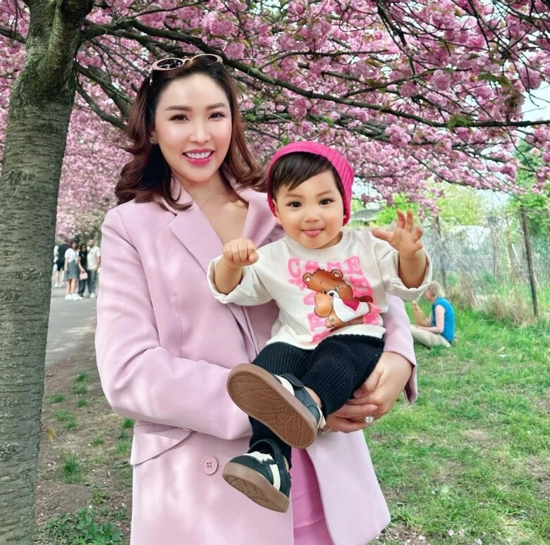 Quỳnh thư trêu con trai già chát quý tử gần 1 tuổi xinh như con lai mái tóc xoăn tự nhiên không tốn tiền uốn - 5