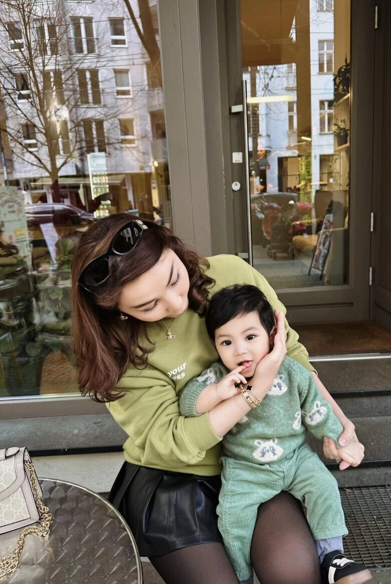 Quỳnh thư trêu con trai già chát quý tử gần 1 tuổi xinh như con lai mái tóc xoăn tự nhiên không tốn tiền uốn - 6