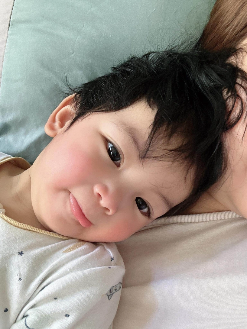 Quỳnh thư trêu con trai già chát quý tử gần 1 tuổi xinh như con lai mái tóc xoăn tự nhiên không tốn tiền uốn - 9