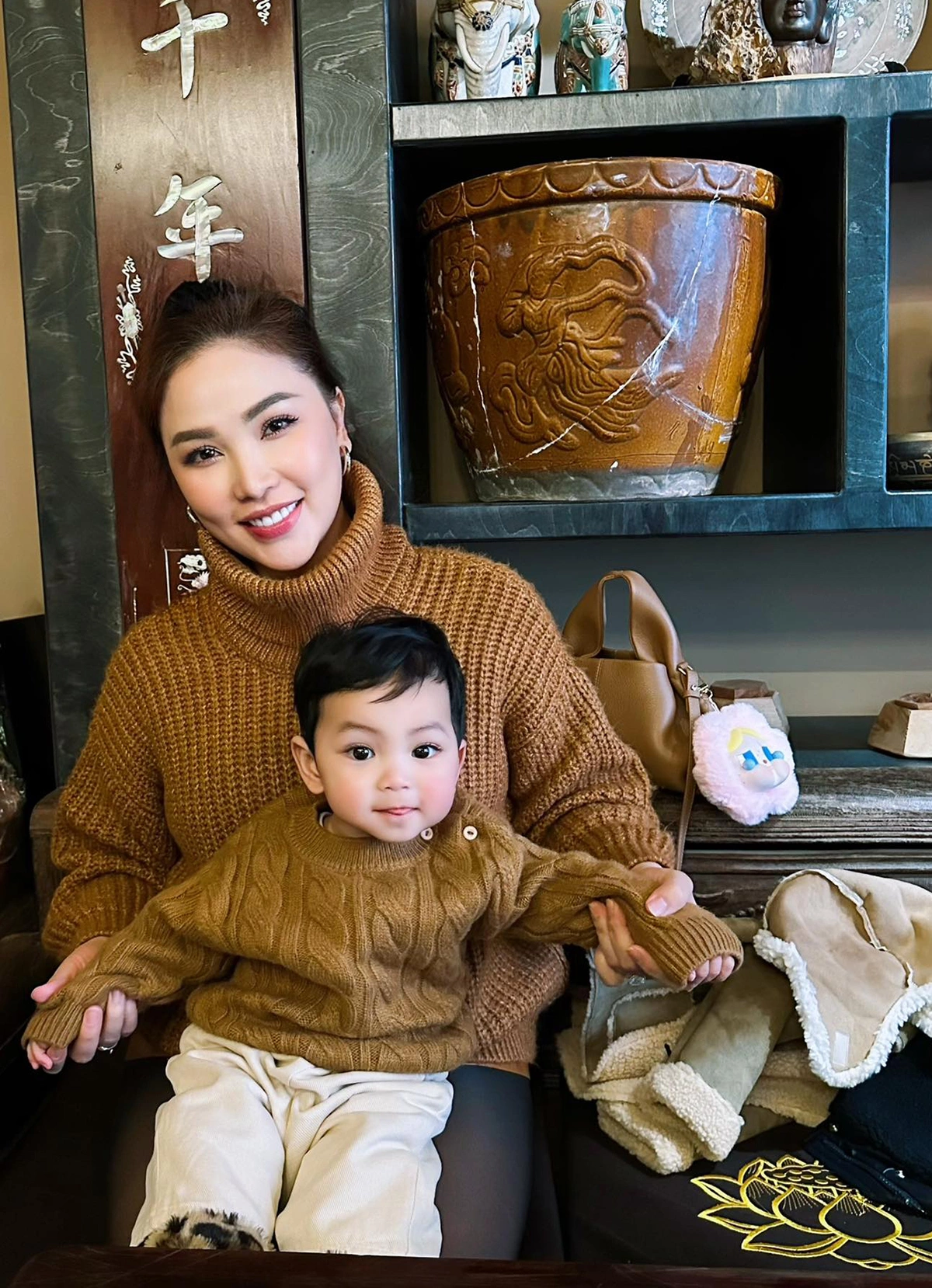 Quỳnh thư trêu con trai già chát quý tử gần 1 tuổi xinh như con lai mái tóc xoăn tự nhiên không tốn tiền uốn - 10