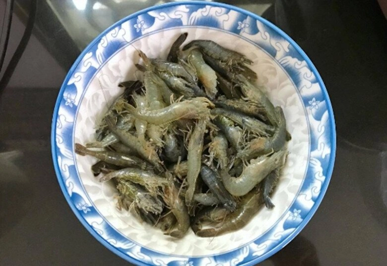 Rang tôm bao năm giờ mới biết không cần cầu kỳ chỉ cho 2 thứ này tôm luôn có màu đỏ đẹp lại cực giòn ngon - 2