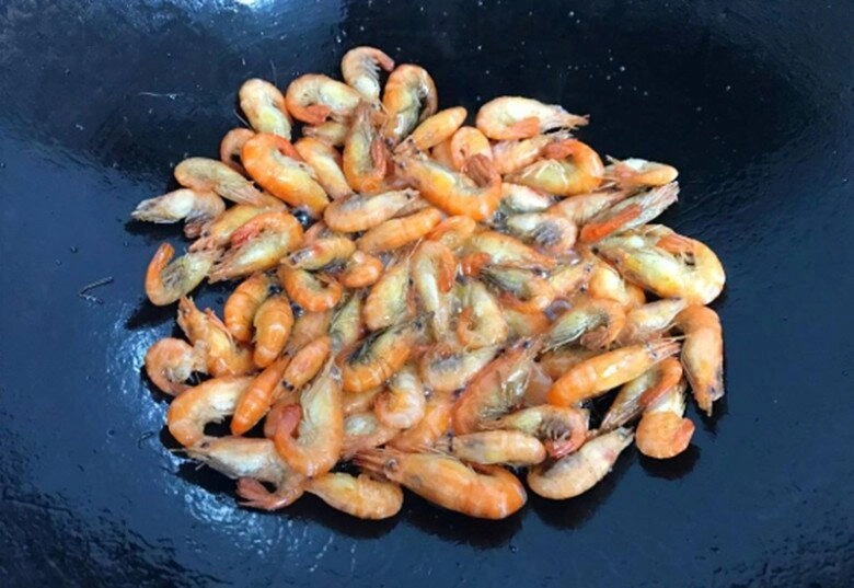 Rang tôm bao năm giờ mới biết không cần cầu kỳ chỉ cho 2 thứ này tôm luôn có màu đỏ đẹp lại cực giòn ngon - 3