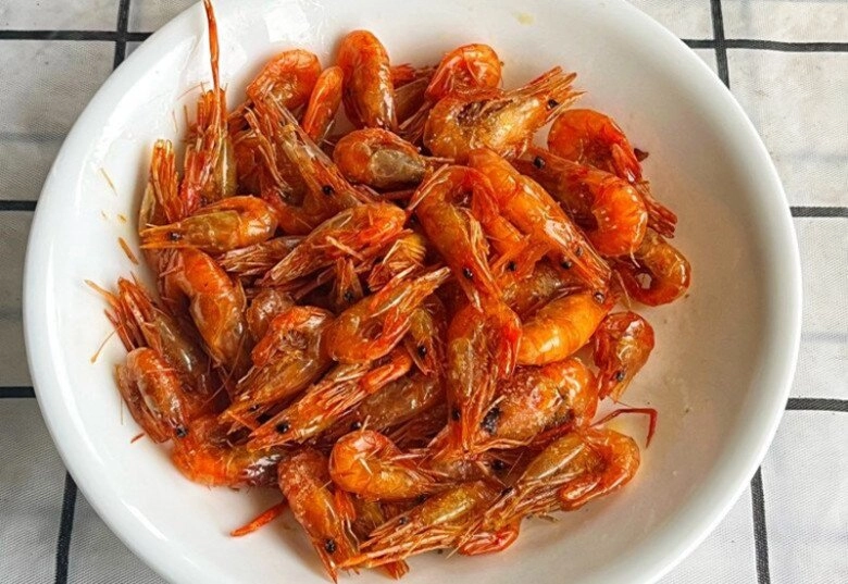 Rang tôm bao năm giờ mới biết không cần cầu kỳ chỉ cho 2 thứ này tôm luôn có màu đỏ đẹp lại cực giòn ngon - 4