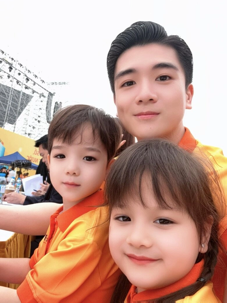 Sao việt 24h 2 cháu song sinh nhà bầu hiển đi xem phim cùng bà nội và bố ngoại hình được khen sao y bản chính - 2