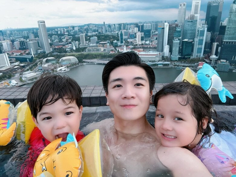 Sao việt 24h 2 cháu song sinh nhà bầu hiển đi xem phim cùng bà nội và bố ngoại hình được khen sao y bản chính - 3