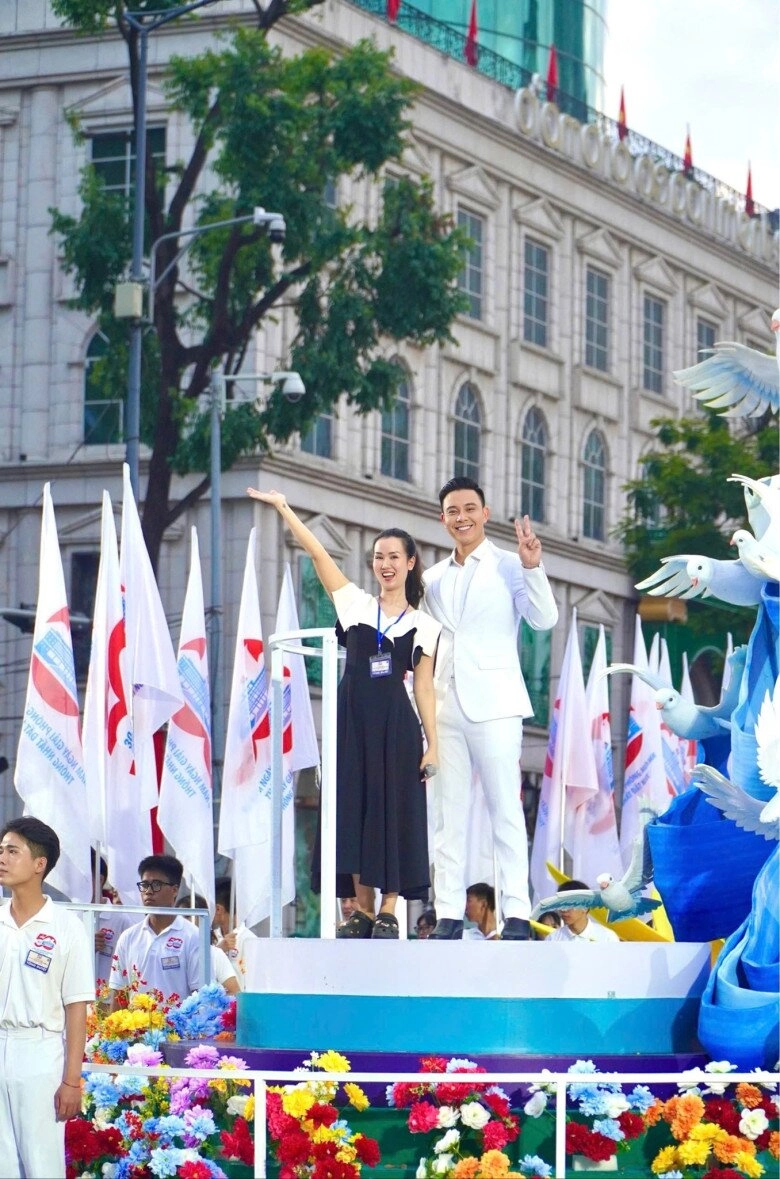 Sao việt 24h anh chồng đỗ mỹ linh đu trend nhan sắc của tổng tài đẹp không kém tài tử khiến chị em xao xuyến - 13