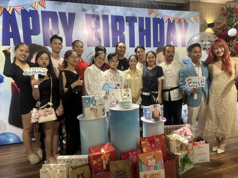 Sao việt 24h bố chồng phong độ của khánh thi khoe tiệc sinh nhật hoành tráng của cháu nội kubi cao lớn khi đứng cạnh ông bà - 4